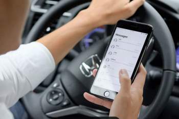 Sử dụng điện thoại khi lái xe có thể bị phạt tiền đến 2 triệu đồng - Ảnh 1.
