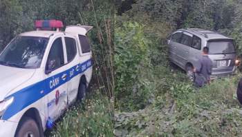'Ma men' lái ô tô tông văng xe CSGT Hòa Bình - 1
