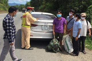 Tài xế ở Đà Nẵng chở khách lên đường tránh bắt xe trốn về Quảng Trị