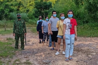Tám người lội sông nhập cảnh trái phép từ nước ngoài về Việt Nam
