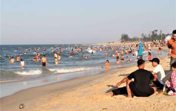 Biển Thừa Thiên - Huế tái diễn cảnh đông vạn người bất chấp dịch Covid-19 - ảnh 1