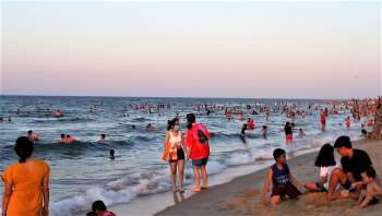 Biển Thừa Thiên - Huế tái diễn cảnh đông vạn người bất chấp dịch Covid-19 - ảnh 5