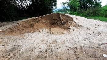 Tận thu cát, tạo nhiều hố sâu nguy hiểm - ảnh 1