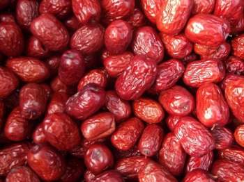 Đại táo trong món Canh đậu đỏ đại táo có tác dụng bổ trung ích khí, hoạt huyết, bổ huyết. 
