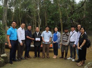 Hướng về miền Trung: Trường đại học Nguyễn Tất Thành đến với người dân vùng lũ - ảnh 1