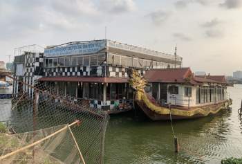 Hà Nội: Đột nhập nghĩa địa du thuyền, nhà hàng nổi tiền tỷ trên hồ Tây - Ảnh 2.