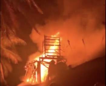 Quảng Bình: Ngư dân bất lực nhìn tàu cá cháy ngùn ngụt trong đêm - 1
