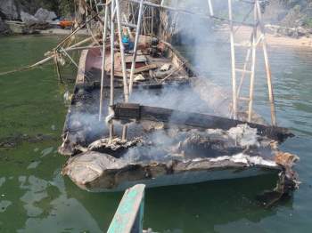 Quảng Ninh: Cháy tàu, 3 anh em ruột bị bỏng nặng - Ảnh 1.