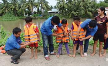 Những kỹ năng đảm bảo an toàn cho trẻ em khi tham gia giao thông đường thủy - Ảnh 1.