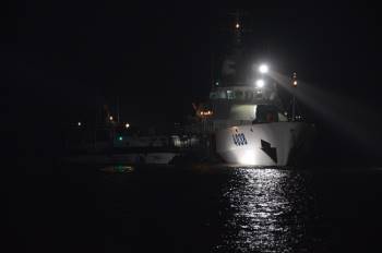 Đã cứu được 7 thuyền viên chìm tàu ở cảng Dung Quất lên bờ an toàn - Ảnh 1.