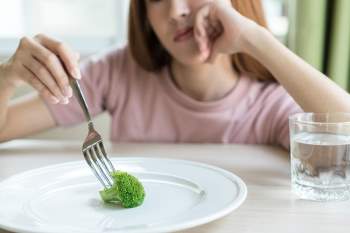 Không thể ngừng ăn vặt sau bữa tối? Đây là 6 mẹo sẽ giúp bạn ngăn ngừa thói quen xấu này - Ảnh 2.