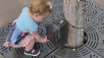 Đoạn clip thu hút hàng triệu view: Cô gái nhỏ cho rằng mọi thứ đều là trạm rửa tay khiến ai nấy đều trầm trồ - Ảnh 2.
