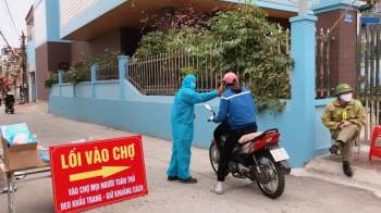 Dịch COVID-19: Người dân TP Chí Linh dùng tem phiếu đi chợ - ảnh 2