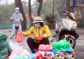 Hà Nội: Vừa bước xuống bến thả cá chép tiễn Táo quân, người dân lập tức bị... xin túi nilon - Ảnh 11.