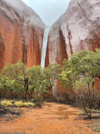 Thác nước chảy hiếm có trên núi đá sa mạc Australia