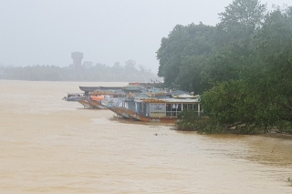 Thành phố Huế vắng hoe sau khi bão Molave đi qua - Ảnh 11.
