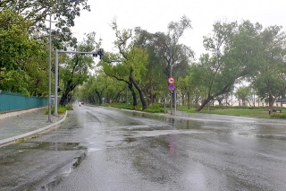 Thành phố Huế vắng hoe sau khi bão Molave đi qua - Ảnh 10.