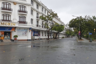 Thành phố Huế vắng hoe sau khi bão Molave đi qua - Ảnh 5.