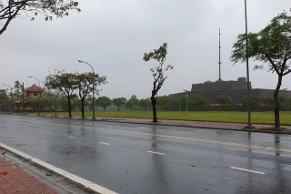 Thành phố Huế vắng hoe sau khi bão Molave đi qua - Ảnh 1.