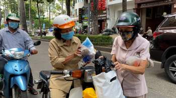 Người Sài Gòn nấu cơm để chú xe ôm, cô vé số 'ấm bụng' ngày giãn cách - ảnh 6