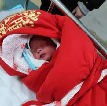 Thai phụ nhập viện mổ gấp vì con ít cử động, sau khi lấy em bé ra mà ekip mổ phải choáng váng - Ảnh 1.