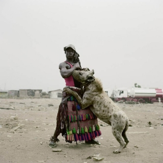 Bức ảnh bị hiểu nhầm hé lộ sự thật về những người huấn luyện linh cẩu để kiếm sống tại Nigeria - Ảnh 6.