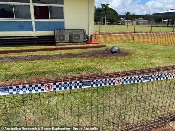 Sự thật 'thiên thạch' khủng rơi trúng sân chơi trong trường học ở Australia