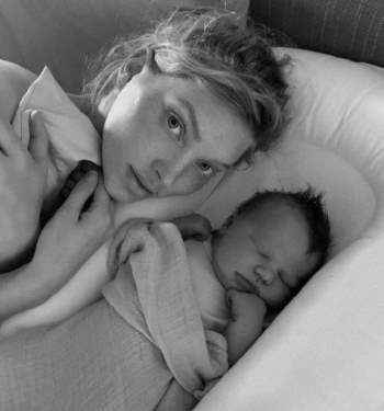Cựu thiên thần Victoria's Secret Elsa Hosk kể về quá trình sinh con tại nhà: giảm đau bằng cách ngâm mình dưới nước nóng, nhìn con chào đời qua gương - Ảnh 3.