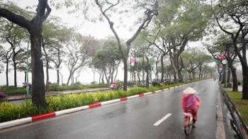 Thủ đô Hà Nội đêm có mưa nhỏ, mưa phùn và sương mù (Ảnh: thethaovavanhoa)