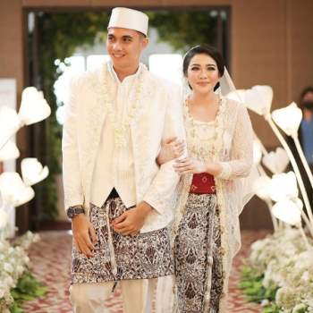 Hôn nhân bên vợ xinh đẹp của chàng thủ môn Indonesia - người vừa để lọt lưới 4 bàn của đội tuyển Việt Nam - Ảnh 4.