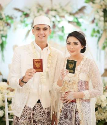 Hôn nhân bên vợ xinh đẹp của chàng thủ môn Indonesia - người vừa để lọt lưới 4 bàn của đội tuyển Việt Nam - Ảnh 5.