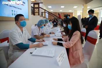 Ảnh: Nhiều người tình nguyện đăng ký tiêm thử nghiệm vaccine COVID-19 Việt Nam - 8