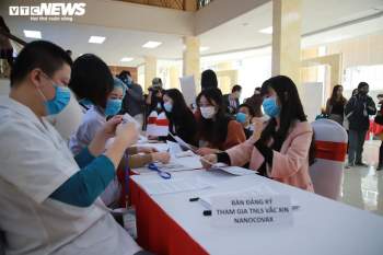 Ảnh: Nhiều người tình nguyện đăng ký tiêm thử nghiệm vaccine COVID-19 Việt Nam - 1