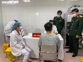 Thêm 17 người tiêm vaccine COVID-19 đầu tiên của Việt Nam - 1