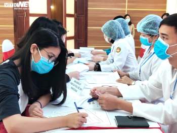 Ảnh: Nhiều người tình nguyện đăng ký tiêm thử nghiệm vaccine COVID-19 Việt Nam - 6