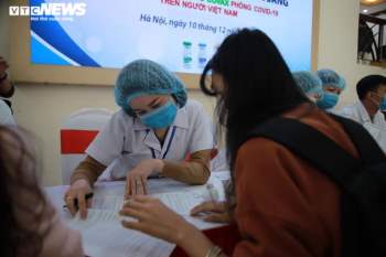 Ảnh: Nhiều người tình nguyện đăng ký tiêm thử nghiệm vaccine COVID-19 Việt Nam - 9