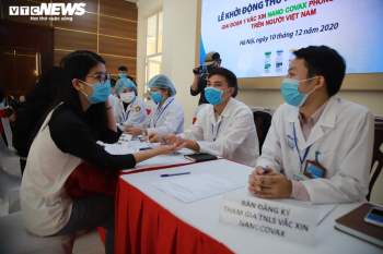 Ảnh: Nhiều người tình nguyện đăng ký tiêm thử nghiệm vaccine COVID-19 Việt Nam - 2