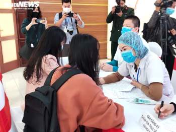 Ảnh: Nhiều người tình nguyện đăng ký tiêm thử nghiệm vaccine COVID-19 Việt Nam - 4