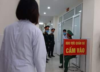 Cận cảnh tiêm mũi vaccine COVID-19 đầu tiên tại Việt Nam - ảnh 2