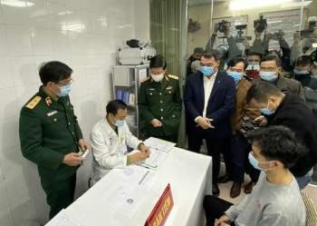 Cận cảnh tiêm mũi vaccine COVID-19 đầu tiên tại Việt Nam - ảnh 3