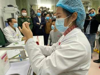 Cận cảnh tiêm mũi vaccine COVID-19 đầu tiên tại Việt Nam - ảnh 4