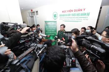 Cận cảnh tiêm mũi vaccine COVID-19 đầu tiên tại Việt Nam - ảnh 6