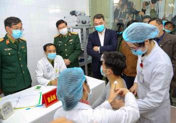 Cận cảnh tiêm mũi vaccine COVID-19 đầu tiên tại Việt Nam - ảnh 5