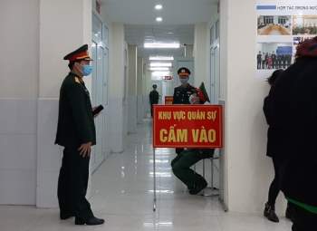 Cận cảnh tiêm mũi vaccine COVID-19 đầu tiên tại Việt Nam - ảnh 1