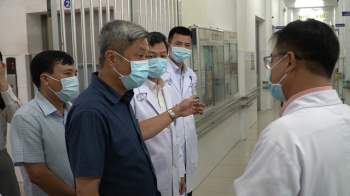 Thứ trưởng Nguyễn Trường Sơn thăm và kiểm tra công tác phòng chống dịch COVID-19 tại Bệnh viện Chợ Rẫy - Ảnh 2.
