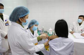 Tiếp tục tiêm thử vắc xin COVID-19 của Việt Nam nhóm liều 50mcg - Ảnh 1.