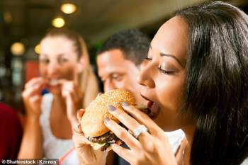 Ăn thực phẩm siêu chế biến mỗi ngày có thể tăng nguy cơ Tu vong vì bệnh tim lên 9%: Danh sách siêu thực phẩm cần tránh - Ảnh 2.