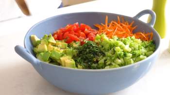 Salad 7 sắc cầu vồng giúp chị em vừa no bụng, vừa sướng mắt: Không muốn tăng cân thì bữa tối cứ 