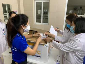 Hà Nội triển khai tiêm vaccine phòng Covid-19 cho cán bộ y tế -0