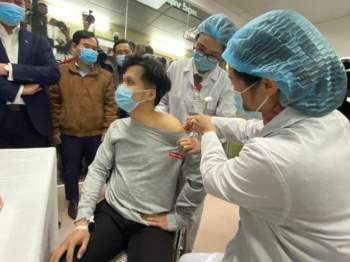 Hình ảnh ca tiêm thử nghiệm vaccine COVID-19 đầu tiên của Việt Nam - 6